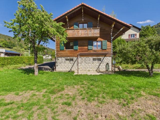 Chalet au charme authentique avec ruisseau et grand terrain Vermes