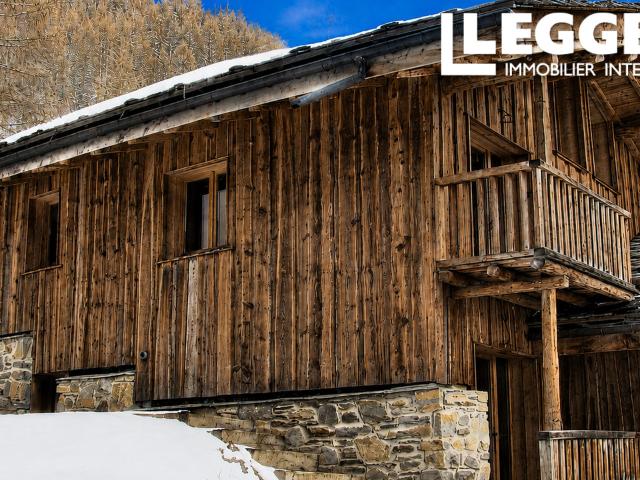 Chalet avec 4 chambres, 2 salles de bain, salon, salle à manger, cuisine, buanderie, mezzanine, balcon