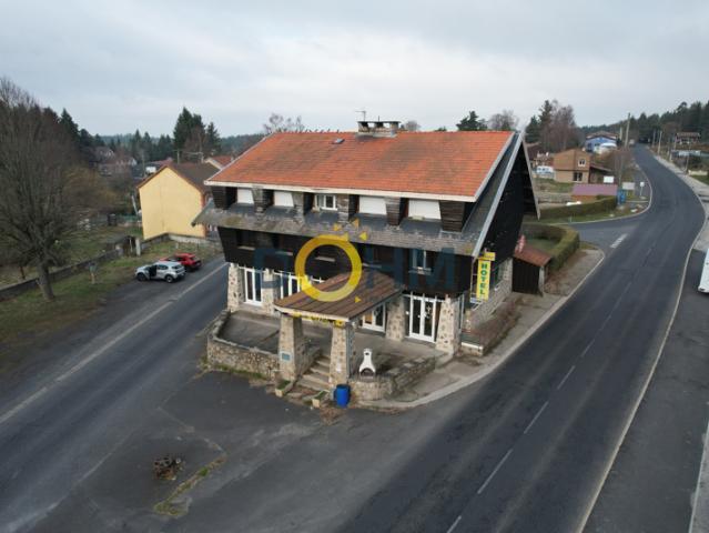 CHALET AVEC 610 M2 HABITABLES SUR TERRAIN ATTENANT. ANCIEN