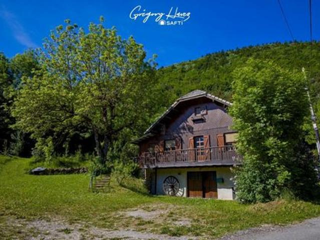 Chalet avec terrain, garage et abris bois