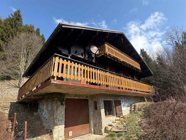 Chalet avec appartement, vues et terrain de 3443 m² à vendre. 145m² Les Gets