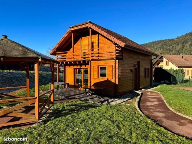 Chalet bois récent vendu meublé proche centre