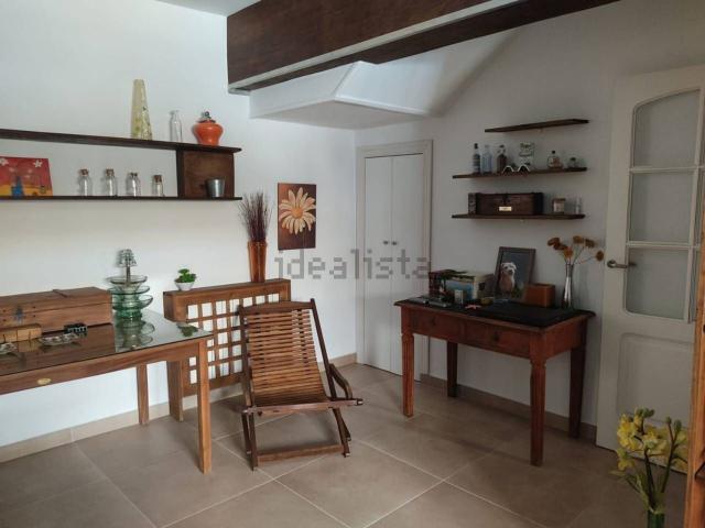 Chalet, Baza