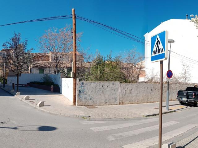 Chalet, Baza