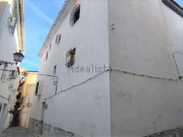 Chalet, Baza