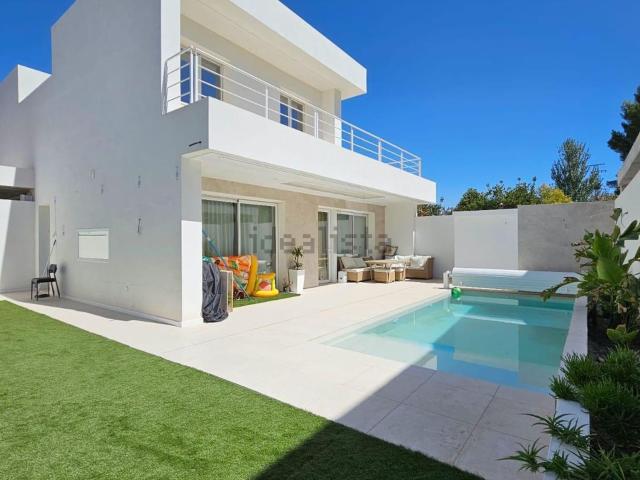 Chalet, Baza