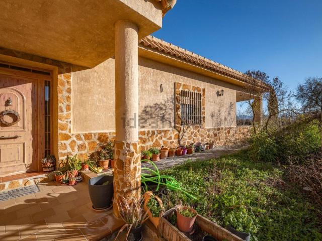 Chalet, Baza