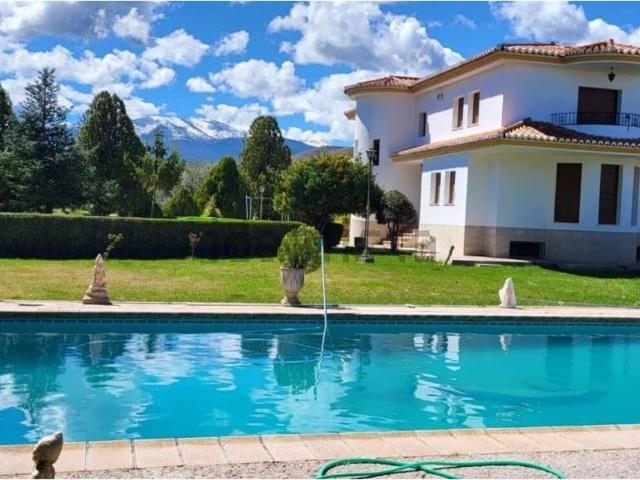 Chalet, Baza