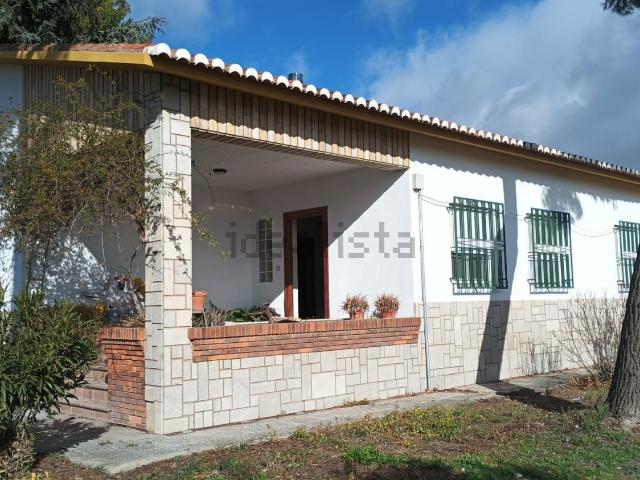 Chalet, Baza