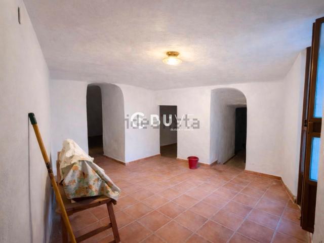 Chalet, Baza