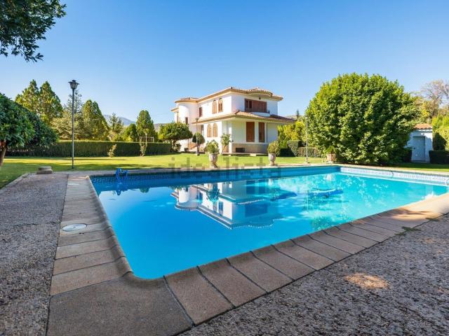 Chalet, Baza