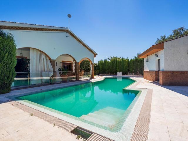 Chalet, Baza