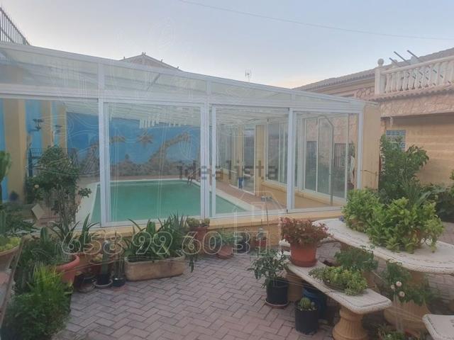 Chalet, Baza