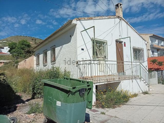 Chalet, Baza