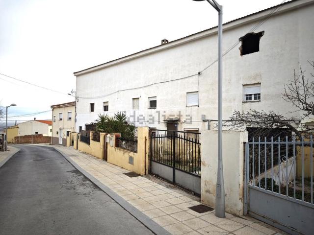 Chalet, Baza