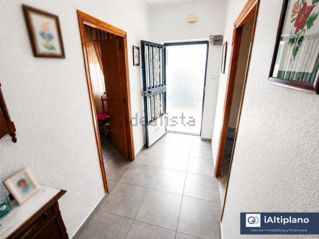 Chalet, Baza