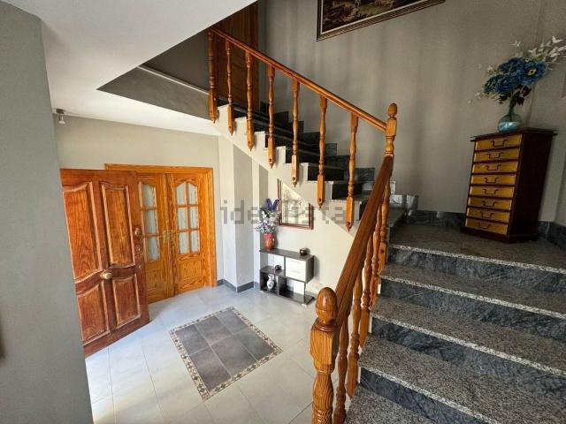 Chalet, Baza