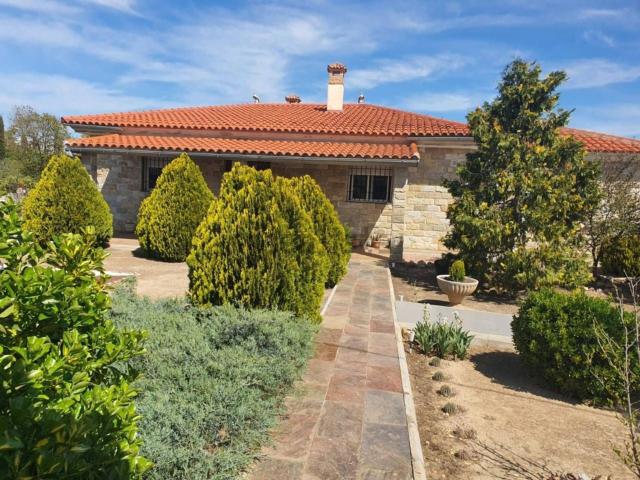 Chalet, Baza