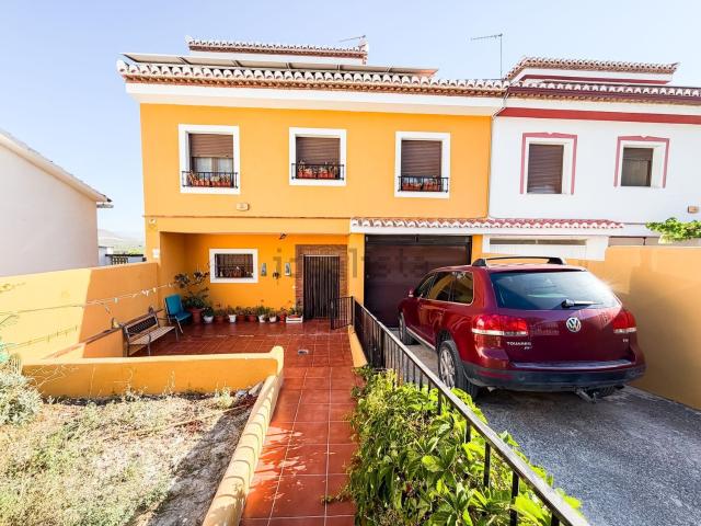 Chalet, Baza