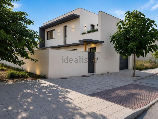 Chalet, Baza