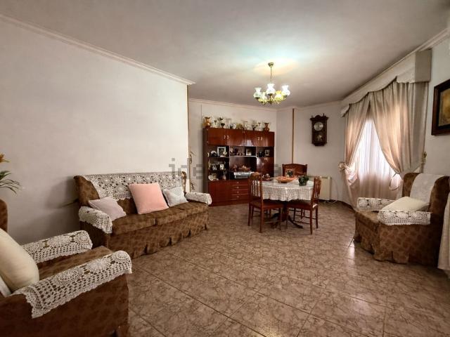 Chalet, Baza