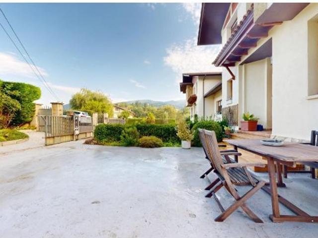 Chalet bifamiliar seminuevo con jardín en Zalla, con vistas inmejorables