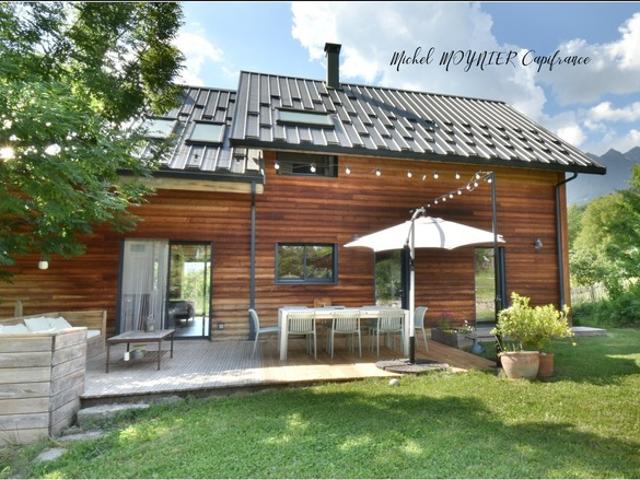 Chalet d’architecture avec vue lac, volumes rares et DPE B Rare à la vente