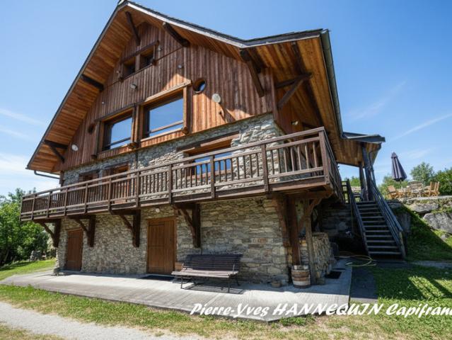 Chalet d’exception rénové avec vue dominante + grange à fort potentiel – Ugine