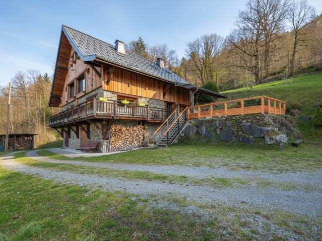 Chalet d’exception rénové avec vue dominante + grange à fort potentiel – Ugine