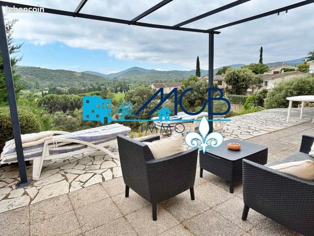 Chalet dans domaine avec piscine. Vue dégagée