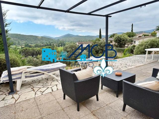 Chalet dans domaine avec piscine. Vue dégagée