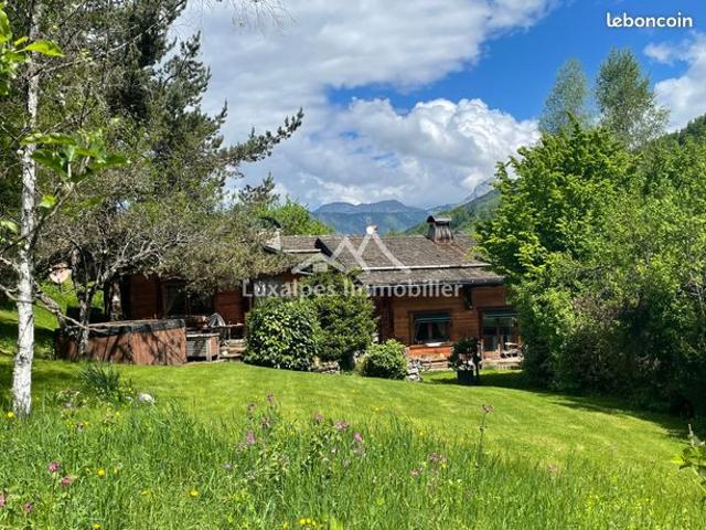 Chalet d'architecte lové dans un écrin de verdure aux Clefs