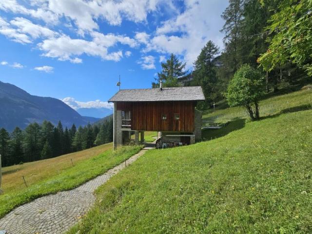 Chalet de 3.5 pièces situé dans un environnement unique au Rawyl PAS ACCESSIBLE DU TOUT EN HIVER NI A PIED, NI EN VOITURE, NI A SKIS et avec un 4X4 le reste de l'année