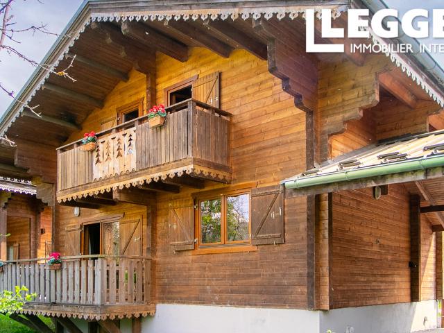Chalet de 3 chambres rénové avec goût, situé dans une résidence de tourisme avec accès à une piscine