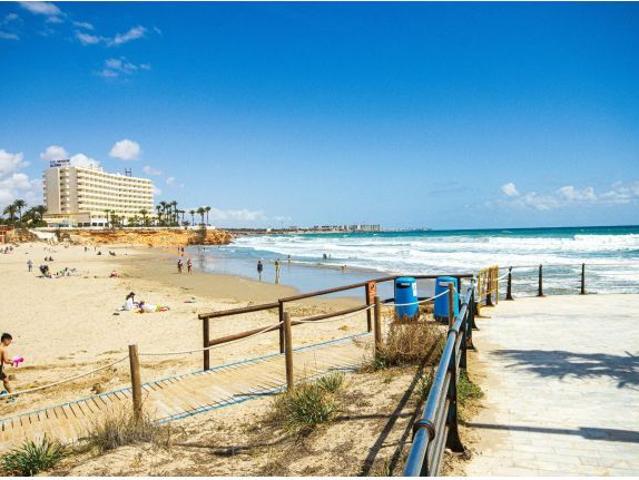 CHALET DE 3 DORMITORIOS 2 BAÑOS, PISCINA EN TORREVIEJA ZONA LOS FRUTALES ALICANTE