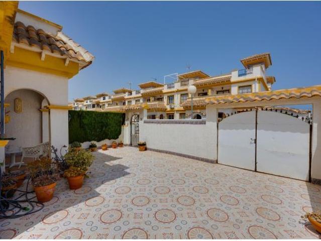 Chalet de 3 dormitorios y piscina comunitaria en Torrevieja