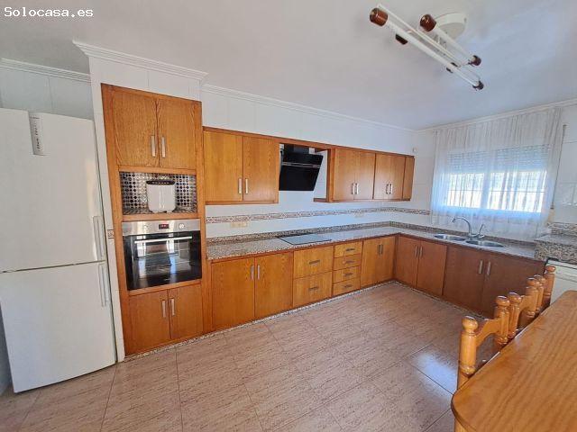 Chalet de 3 Dormitorios y 1 Baño en polígono del Bosch