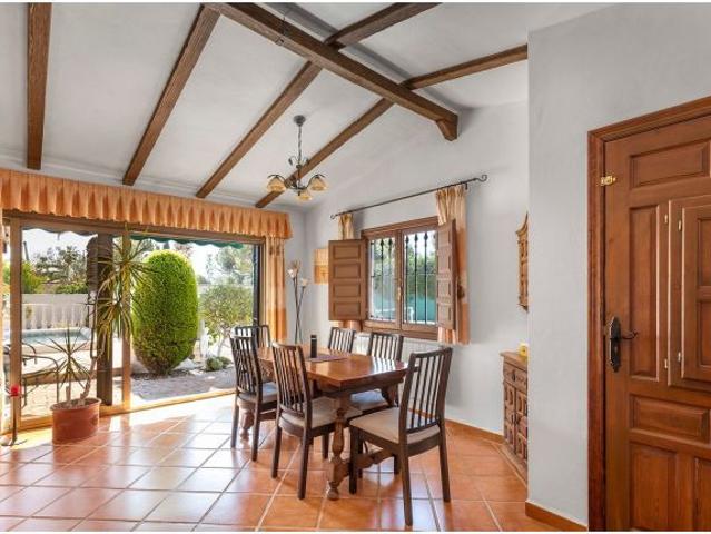CHALET DE 3 DORMITORIOS Y 2 BAÑOS EN VILLA MARTIN ORIHUELA COSTA
