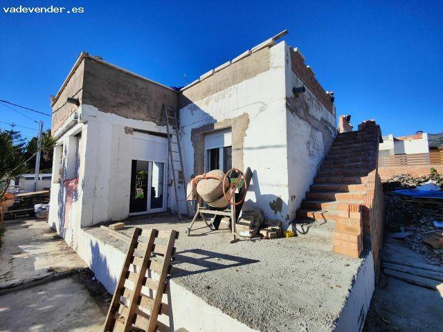 Chalet de 3 dormitorios con parcela de 456m en proceso de reforma