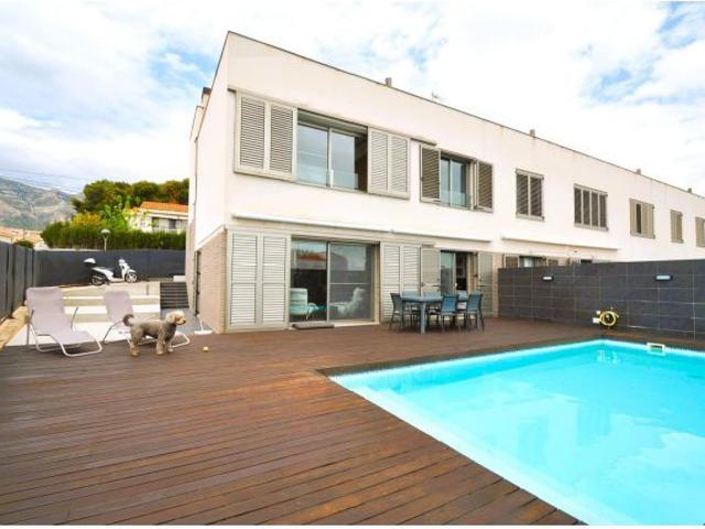 Chalet de 3 dormitorios con piscina en la Urb Serramar