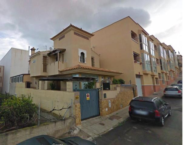 Chalet de 3 dormitorios, piscina climatizada más gran sótano en Turre