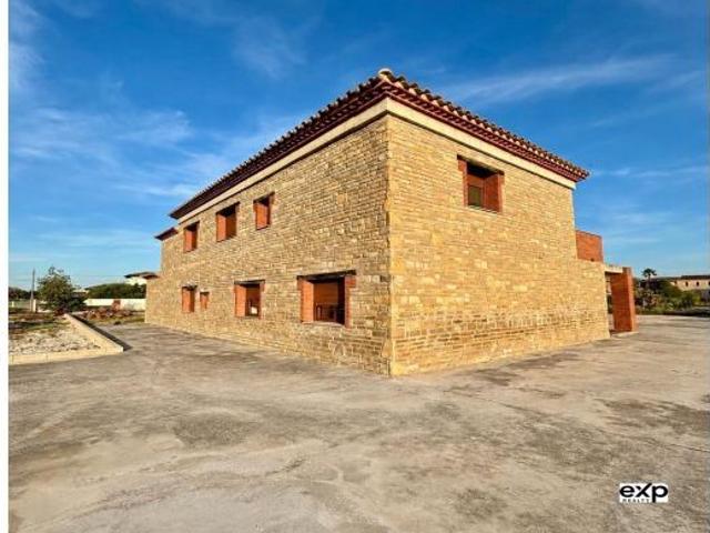 Chalet de 246 m2 y 1600m2 de parcela en Deltebre