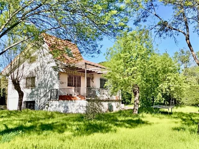 Chalet de 265m2 con 6 dormitorios y 3 baños en parcela de 1.010m2