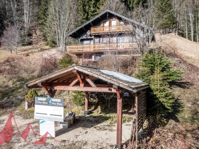 Chalet de 4 chambres à rénover surplombant LES GETS sur un terrain de 3443m2