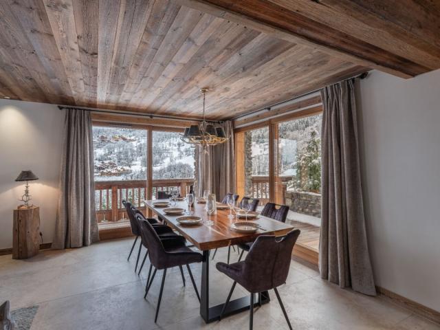 Chalet de 4 chambres avec vue sur La Saulire, proche des pis. 249m² Les Allues Méribel
