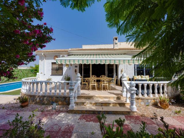 Chalet de 4 dormitorios con piscina propia en La Siesta, Torrevieja