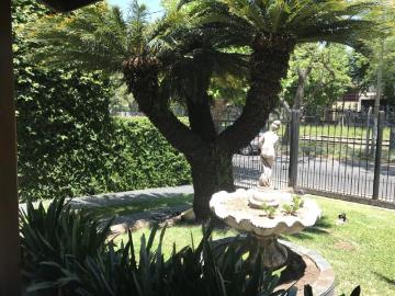 Chalet de 5 ambientes con parque y cochera pasante en Inmomap