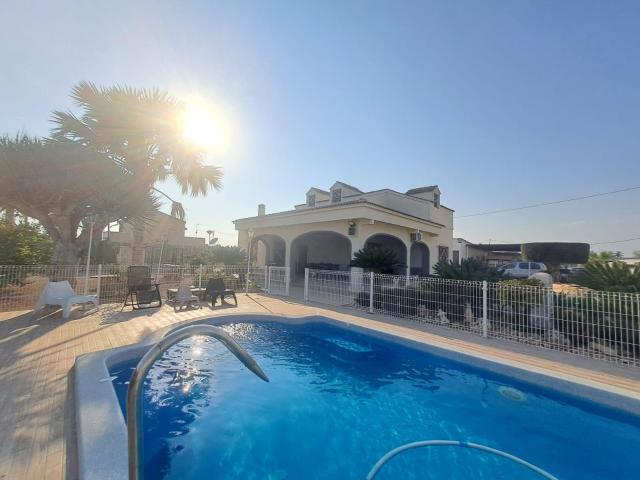 Chalet de 9 Habitaciones con piscina privada en partida de la Hoya, Elche