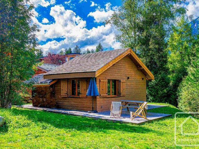 Chalet de carte postale de 2 chambres, récemment rénové avec jardin et parking. Vues sur le Mont Blanc, à quelques pas du centre de Chamonix et à 1h de Genève