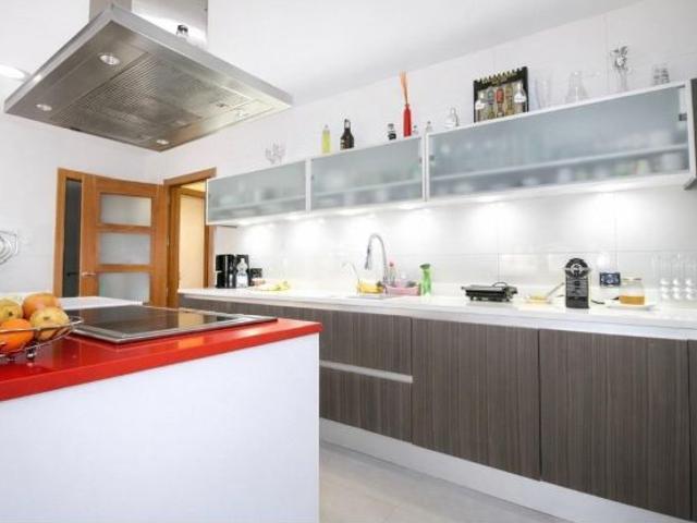 Chalet de alta calidad totalmente reformado con terrazas, patio y energía solar
